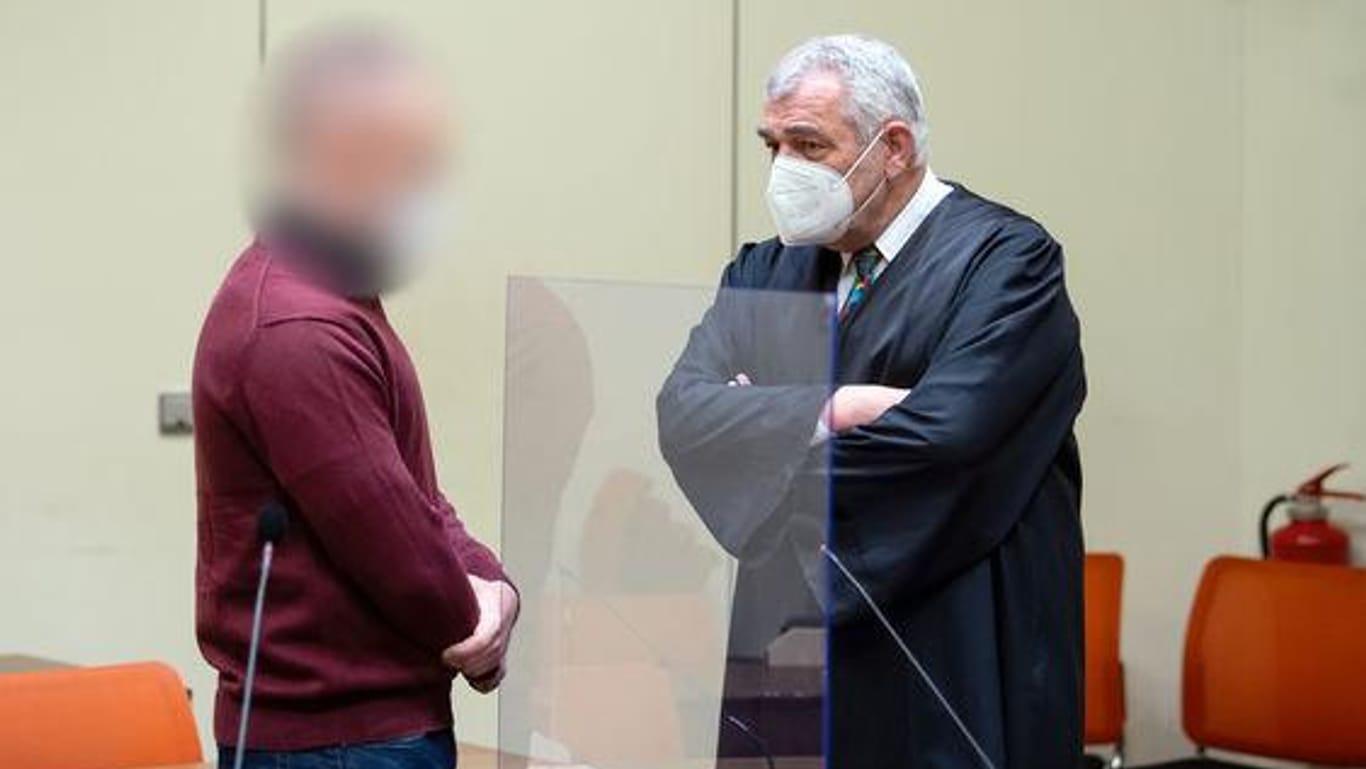 Der angeklagte Polizist (l) und sein Anwalt Jochen Uher: Der Angeklagte soll Fotos eines gefesselten, leicht bekleideten Gefangenen verschickt haben.