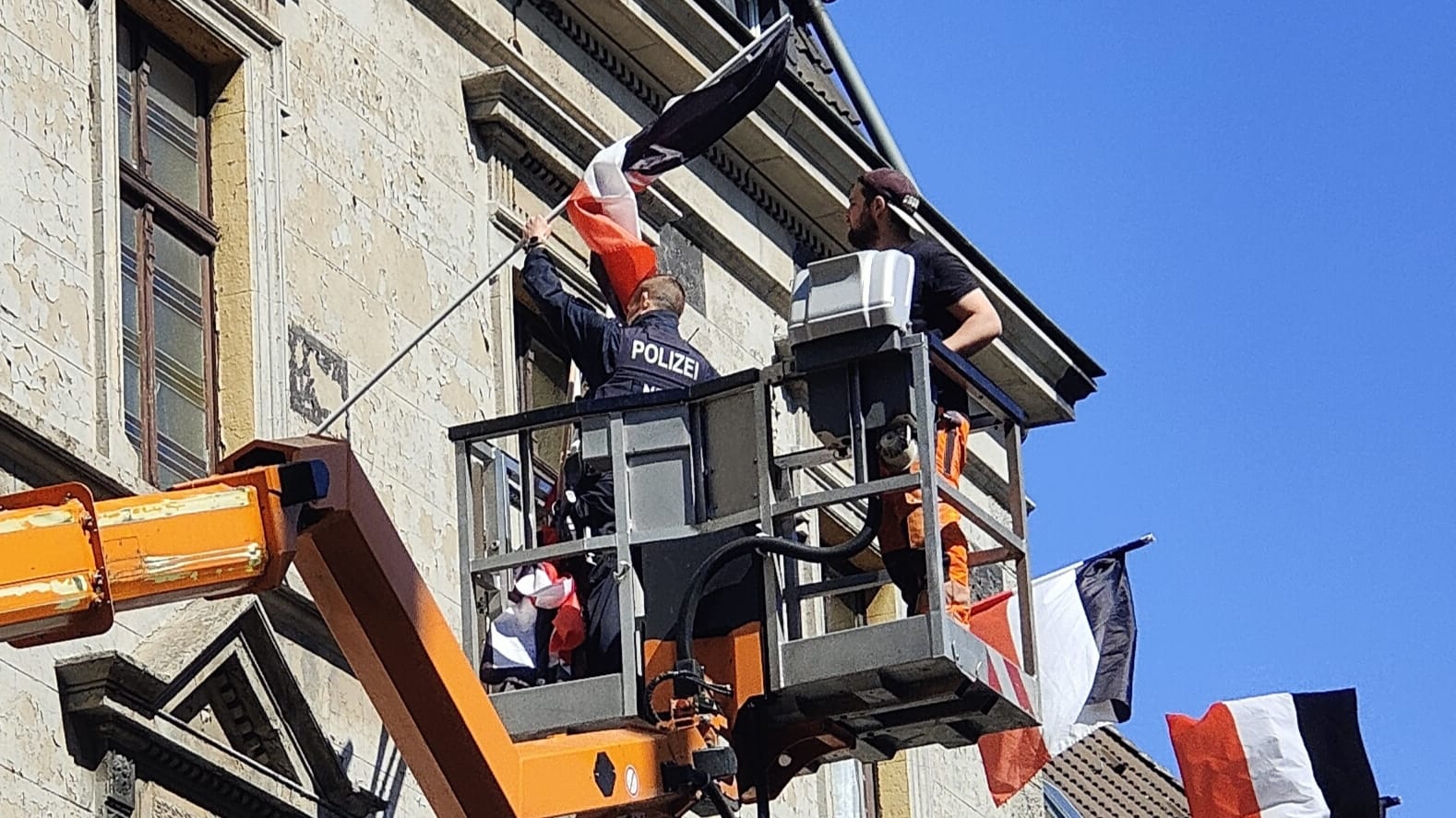 Reichsflaggen in Dortmund-Dorstfeld: Polizei und Stadt entsorgten sie.