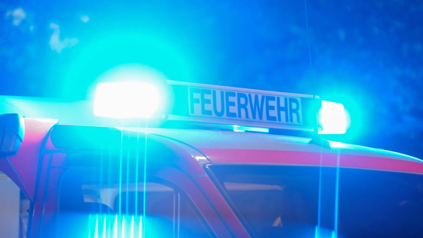 Feuerwehreinsatz am Abend (Symbolfoto): Bei einem Wohnungsbrand in Köln sind vier Menschen verletzten worden, davon ein Mann schwer.
