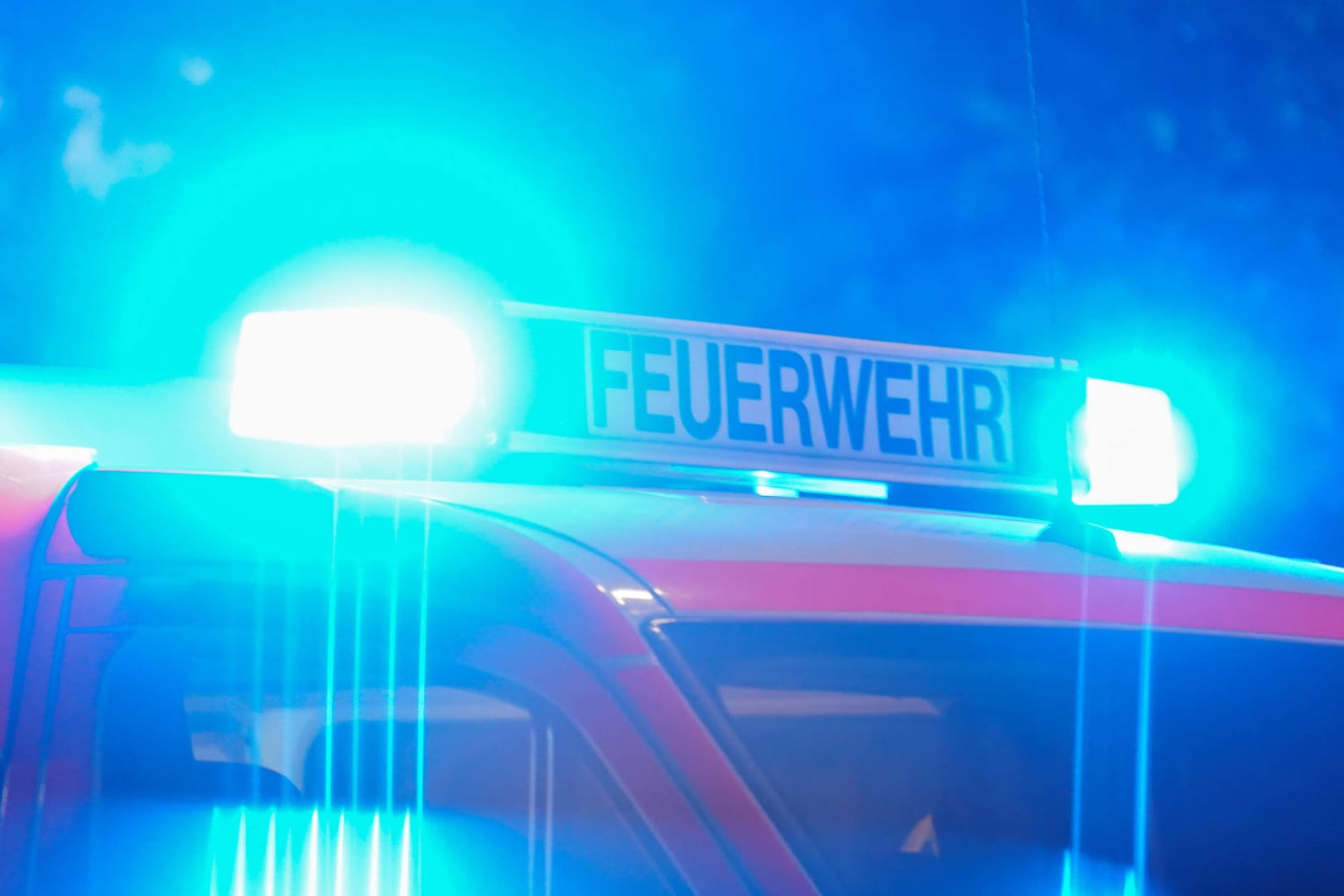 Feuerwehreinsatz am Abend (Symbolfoto): Bei einem Wohnungsbrand in Köln sind vier Menschen verletzten worden, davon ein Mann schwer.