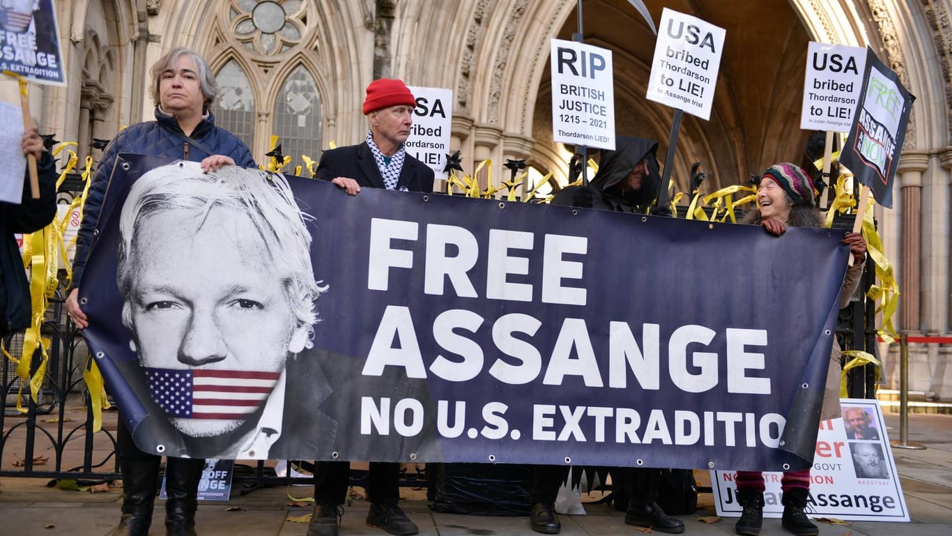 Demonstranten in London fordern im Dezember 2021 die Freilassung des Wikileaks-Gründers.