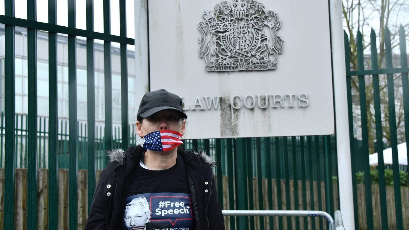 Eine Aktivistin demonstriert im Februar 2020 vor einem Gericht in London, in dem eine Anhörung stattfindet.