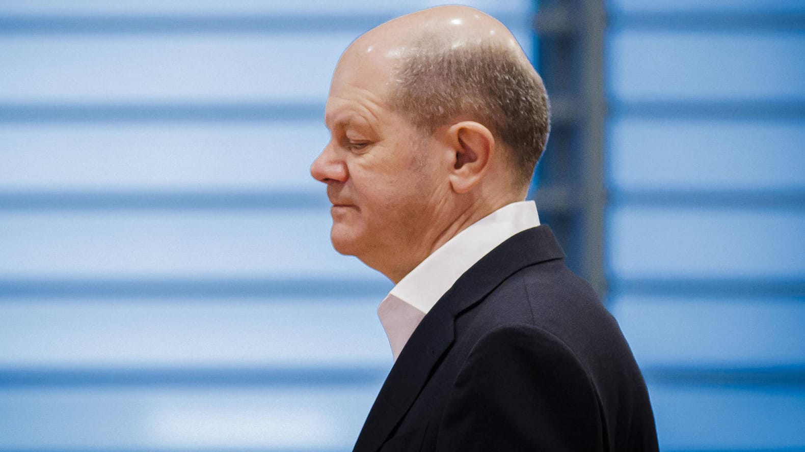 Olaf Scholz, Bundeskanzler: "Warum zu zögern, wenn alle anderen handeln, Führung sein soll, erklärt sich mir nicht", so Politik- und Waffenexperte Frank Sauer.