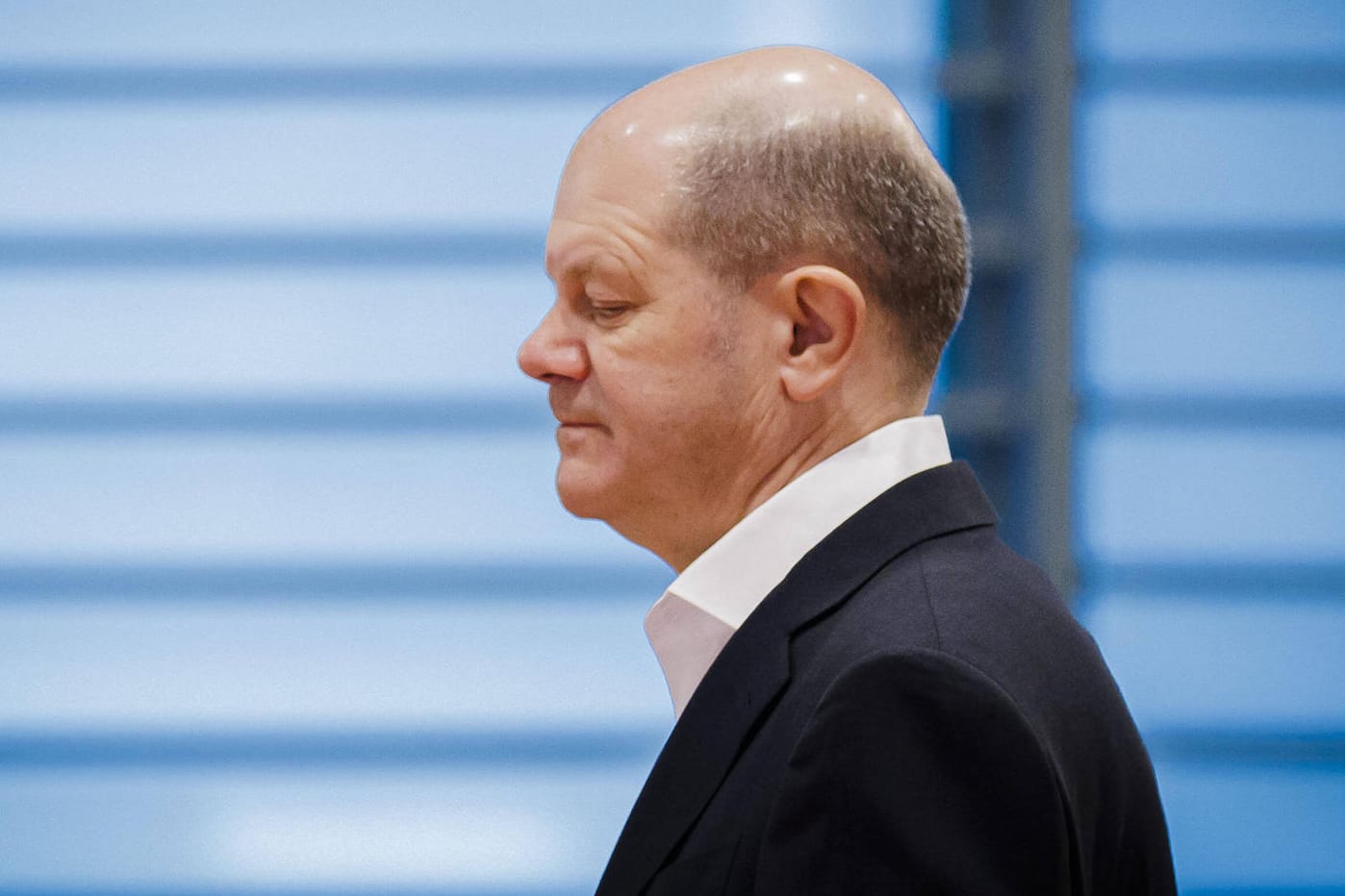 Olaf Scholz, Bundeskanzler: "Warum zu zögern, wenn alle anderen handeln, Führung sein soll, erklärt sich mir nicht", so Politik- und Waffenexperte Frank Sauer.