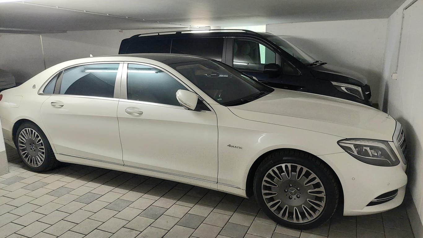 Entdeckte Luxus-Autos am Tegernsee: Das BKA prüft nun, wem die Fahrzeuge offiziell gehören.