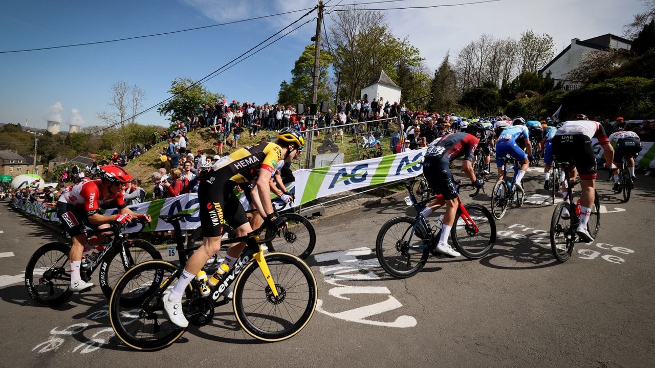 Das Fahrerfeld bei Flèche Wallonne in Aktion. Das Fahrerfeld bei Flèche Wallonne in Aktion.
