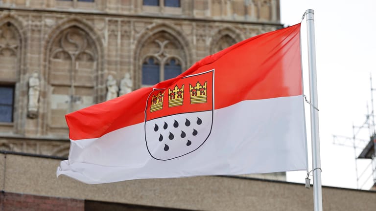 Eine Flagge mit dem Kölner Stadtwappen weht am Alten Rathaus: Am 5. Mai soll die Beschlussvorlage dem Stadtrat zur Abstimmung vorgelegt werden.
