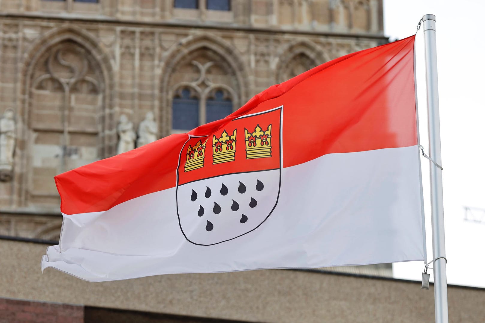 Eine Flagge mit dem Kölner Stadtwappen weht am Alten Rathaus: Am 5. Mai soll die Beschlussvorlage dem Stadtrat zur Abstimmung vorgelegt werden.