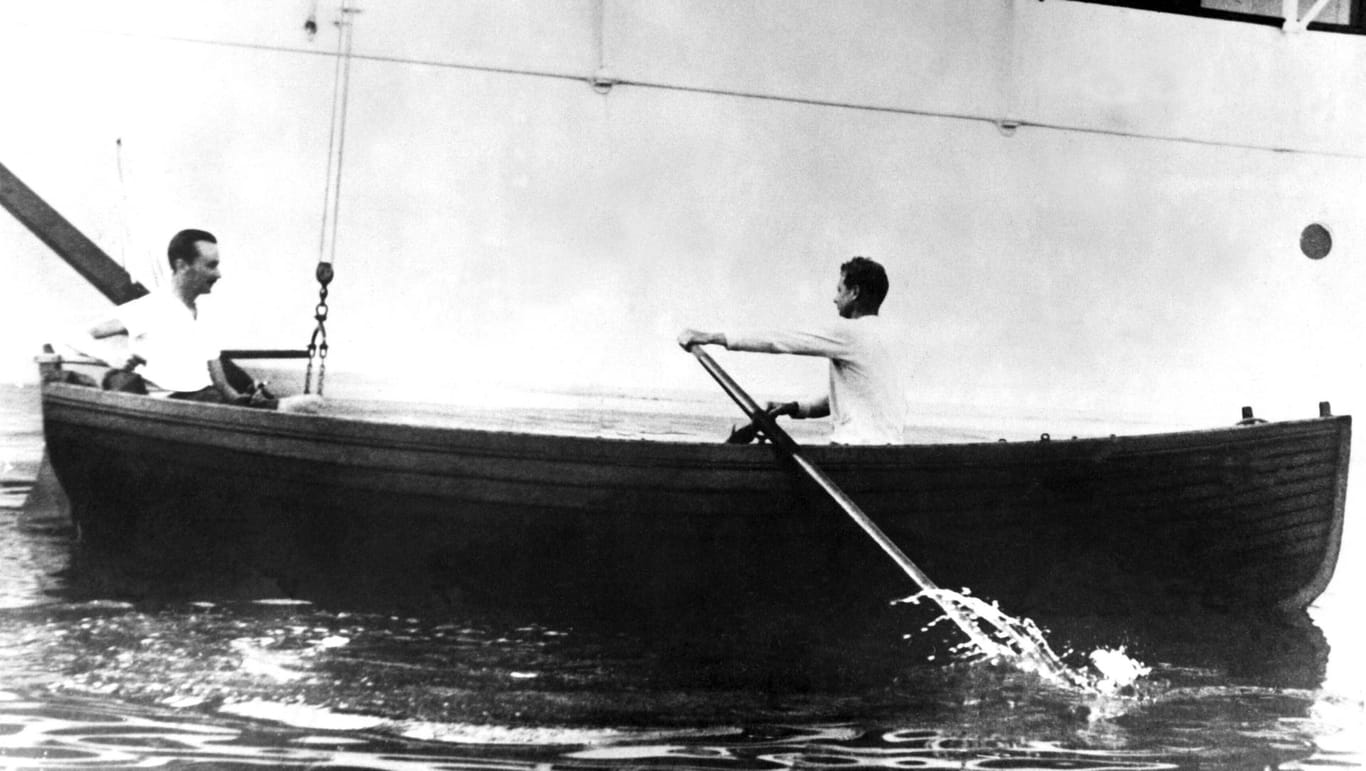 König Edward VIII. sitzt in einem Beiboot der "Nahlin": Mit seiner Freundin Wallis Simpson unternahm der britische König im Jahr 1936 eine Mittelmeer-Kreuzfahrt.