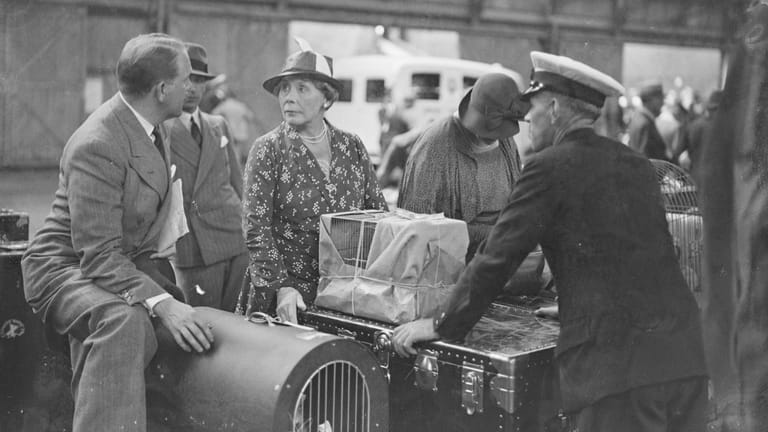 Lady Annie Henrietta Yule sitzt im September 1937 im Hafengebäude von Southampton: Sie war die erste Besitzerin der "Nahlin" und galt als eine der reichsten Frauen Englands.