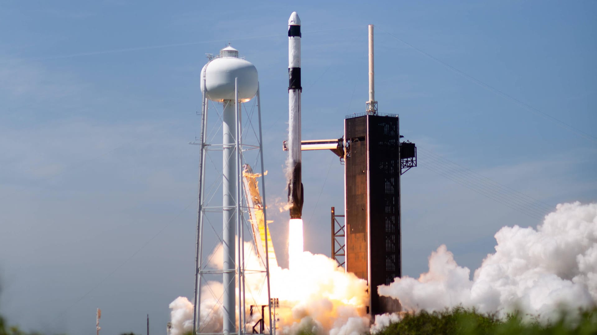 Am 8. April startete die Gruppe mit einer "Crew Dragon"-Raumkapsel vom Weltraumbahnhof Cape Canaveral im US-Bundesstaat Florida. Am 8. April startete die Gruppe mit einer "Crew Dragon"-Raumkapsel vom Weltraumbahnhof Cape Canaveral im US-Bundesstaat Florida.