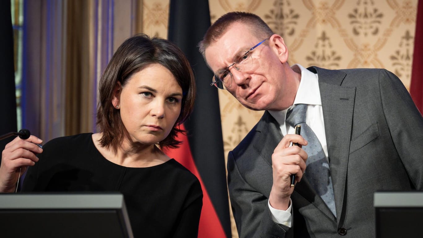 Annalena Baerbock und Edgars Rinkevics: Die deutsche Außenministerin gab in Riga eine gemeinsame Pressekonferenz mit ihrem lettischen Amtskollegen.