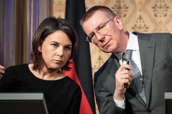 Annalena Baerbock und Edgars Rinkevics: Die deutsche Außenministerin gab in Riga eine gemeinsame Pressekonferenz mit ihrem lettischen Amtskollegen.