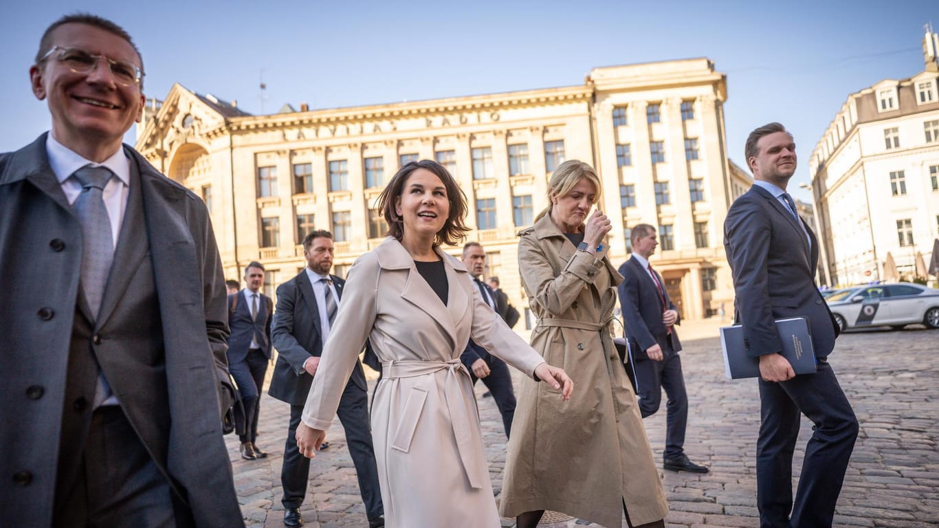 Annalena Baerbock geht neben Edgars Rinkevics, Außenminister Lettlands (l), Eva-Maria Liimets, Außenministerin Estlands, und Gabrielius Landsbergis (r), Außenminister Litauens, durch die Altstadt von Riga.