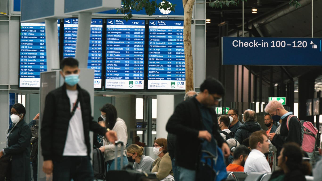 Passagiere am Flughafen Düsseldorf (Archivfoto): Der Airport war von einer Bombenentschärfung betroffen.