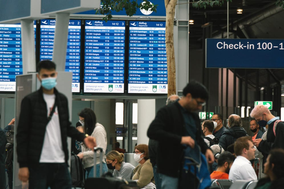 Passagiere am Flughafen Düsseldorf (Archivfoto): Der Airport war von einer Bombenentschärfung betroffen.
