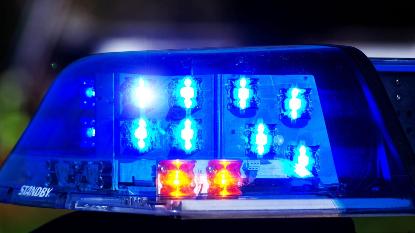Ein Einsatzfahrzeug der Polizei mit Blaulicht (Symbolbild): Ein Mann hat mit einer angedrohten Selbsttötung einen großen Polizeieinsatz in Berlin-Lichtenberg ausgelöst