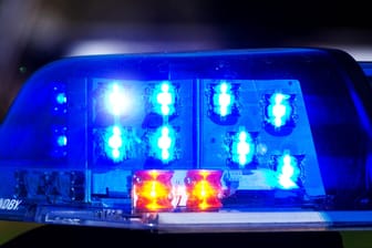 Ein Einsatzfahrzeug der Polizei mit Blaulicht (Symbolbild): Ein Mann hat mit einer angedrohten Selbsttötung einen großen Polizeieinsatz in Berlin-Lichtenberg ausgelöst