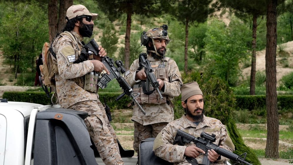 Drei Mitglieder einer Taliban-Spezialeinheit in Kabul: Die Islamisten praktizieren eine strenge Auslegung des islamischen Rechts.