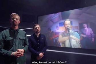 Die Entertainer Joko Winterscheid und Klaas Heufer-Umlauf zeigen den Auftritt der ukrainischen Band Selo i Ludy.