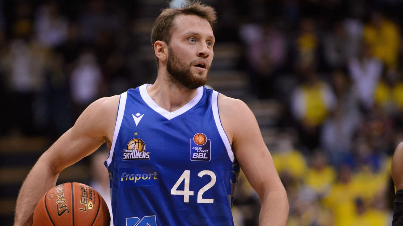 Marcel Ponitka: Der Basketballprofi ist mit den Frankfurt Skyliners aus der BBL abgestiegen.