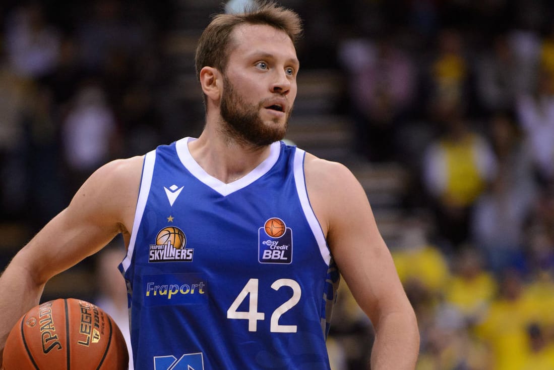 Marcel Ponitka: Der Basketballprofi ist mit den Frankfurt Skyliners aus der BBL abgestiegen.