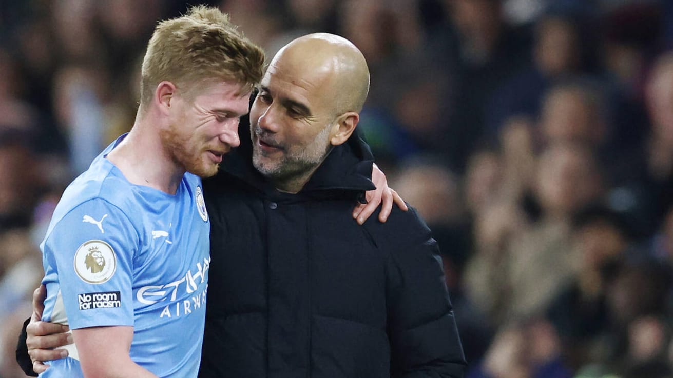 Kevin De Bruyne und Pep Guardiola (v.l.): Der Trainer und sein Meisterschüler hatten nach dem Sieg gegen Brighton allen Grund für gute Laune.