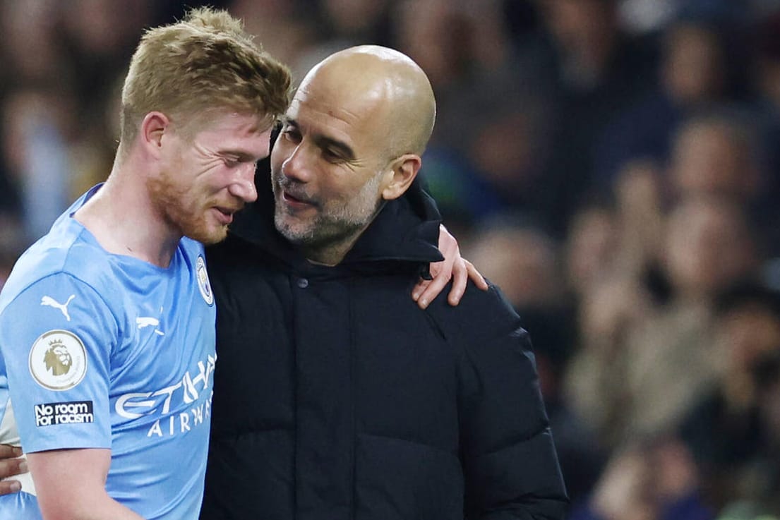 Kevin De Bruyne und Pep Guardiola (v.l.): Der Trainer und sein Meisterschüler hatten nach dem Sieg gegen Brighton allen Grund für gute Laune.