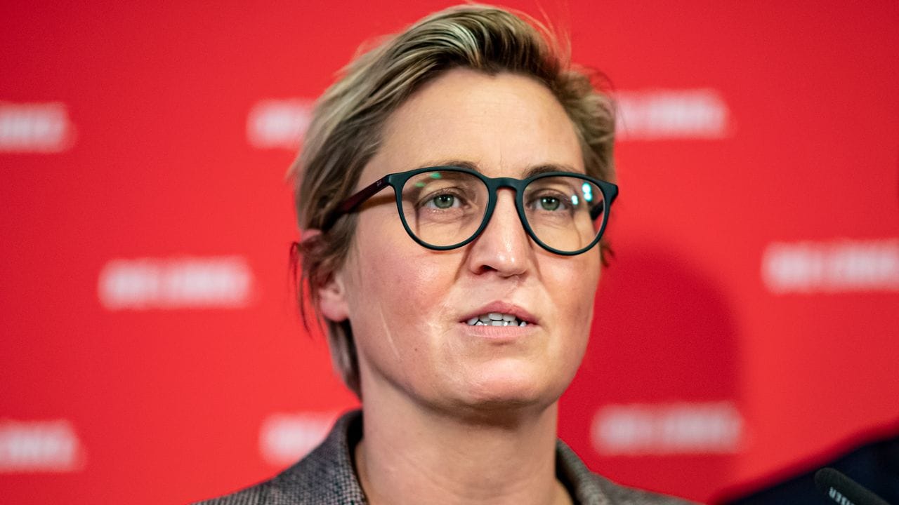 Susanne Hennig-Wellsow stellt ihr Amt als Co-Parteivorsitzende zur Verfügung. Susanne Hennig-Wellsow stellt ihr Amt als Co-Parteivorsitzende zur Verfügung.