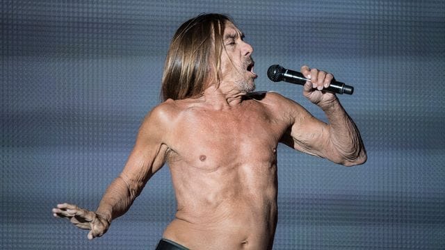 Iggy Pop zeigt sich immer noch gern mit nacktem Oberkörper.