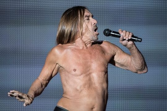 Iggy Pop zeigt sich immer noch gern mit nacktem Oberkörper.