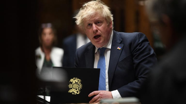 Boris Johnson verteidigt sich im Parlament in London.