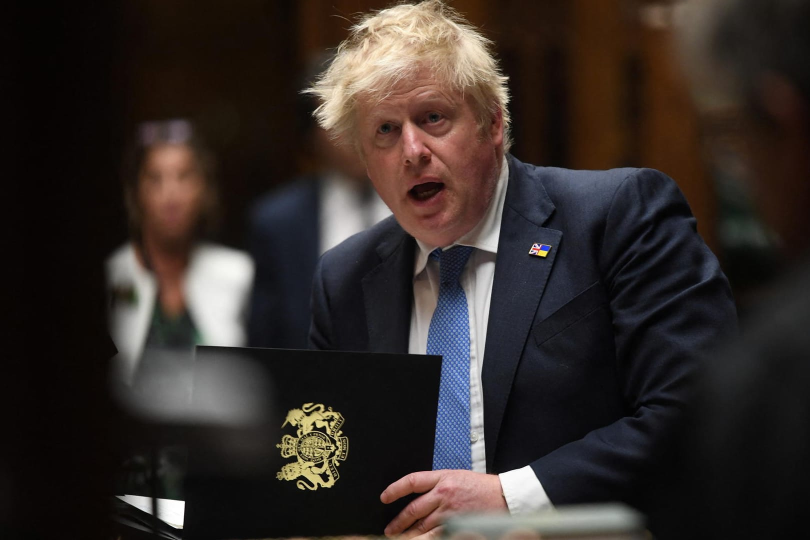 Boris Johnson verteidigt sich im Parlament in London.