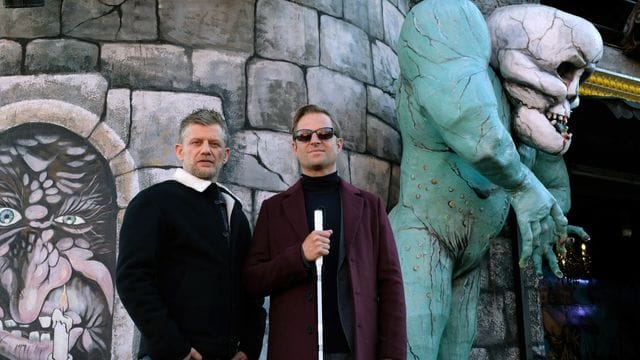 Ex-Kommissar Alexander Haller (Philipp Hochmair, r) und seine "rechte" Hand Niko (Andreas Guenther) ermitteln im weltberühmten Vergnügungspark Prater.