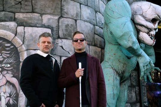 Ex-Kommissar Alexander Haller (Philipp Hochmair, r) und seine "rechte" Hand Niko (Andreas Guenther) ermitteln im weltberühmten Vergnügungspark Prater.