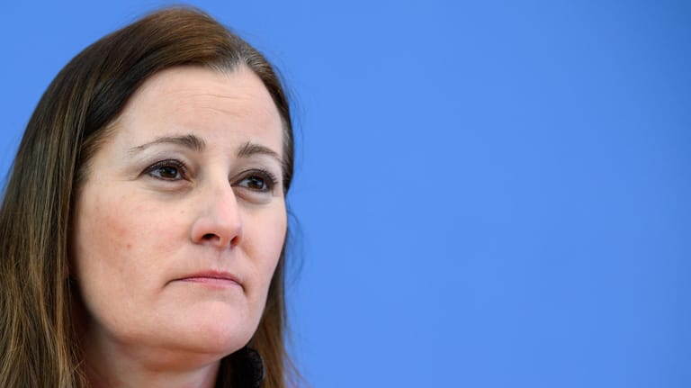 Janine Wissler, Bundesvorsitzende der Partei Die Linke bei einer Pressekonferenz (Archiv): Sie lehnt derzeit einen Rücktritt ab.