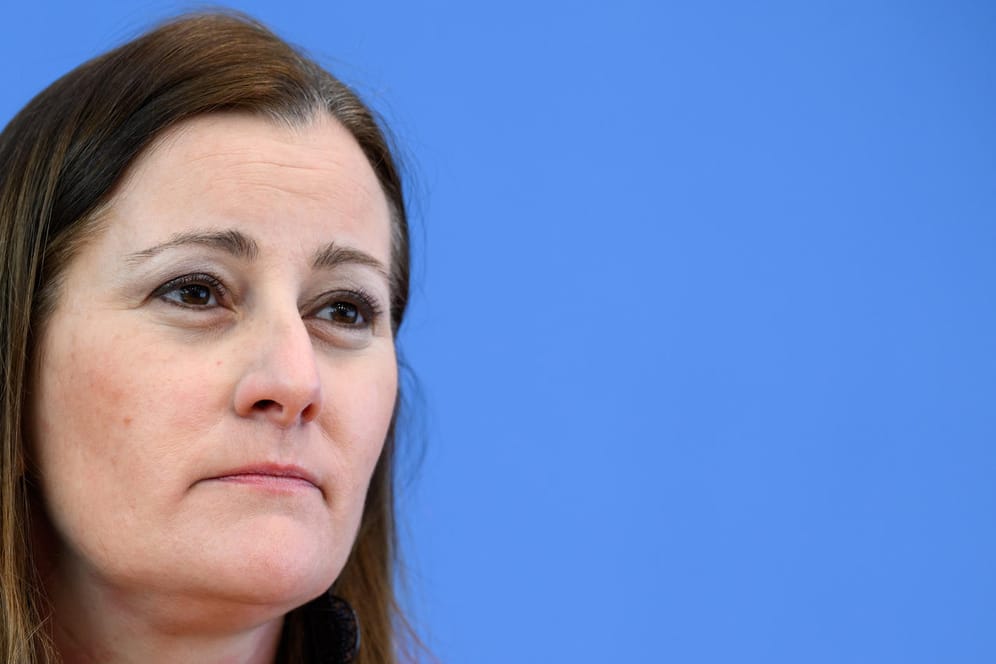 Janine Wissler, Bundesvorsitzende der Partei Die Linke bei einer Pressekonferenz (Archiv): Sie lehnt derzeit einen Rücktritt ab.