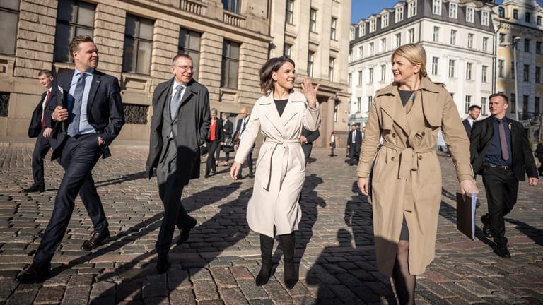Ein Bild der Geschlossenheit: Zwei Außenministerinnen und zwei Außenminister spazieren durch Riga.