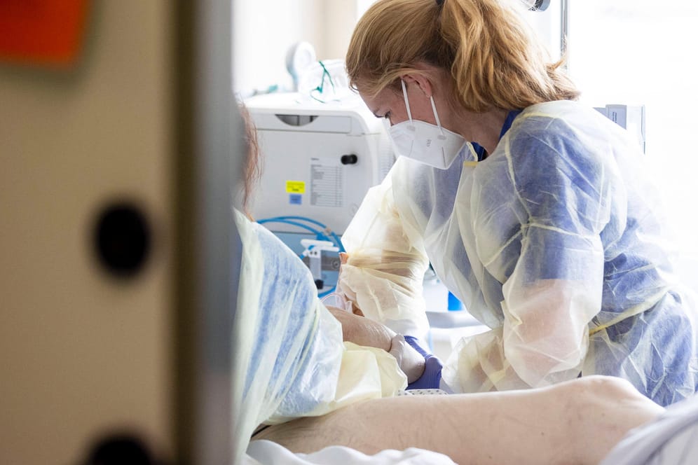 Pflegepersonal kümmert sich um einen Corona Patienten (Symbolbild): Die Inzidenz in Deutschland steigt wieder an.