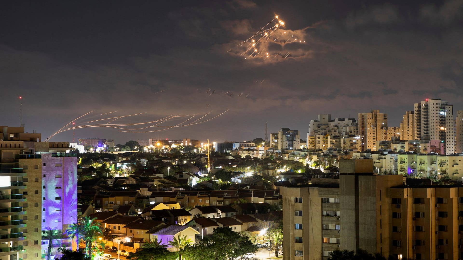 Abfangraketen des Iron-Dome-Schutzschildes sind über der Stadt Ashkelon zu sehen.