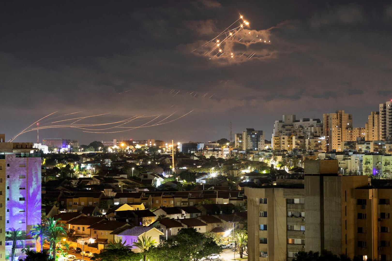 Abfangraketen des Iron-Dome-Schutzschildes sind über der Stadt Ashkelon zu sehen.