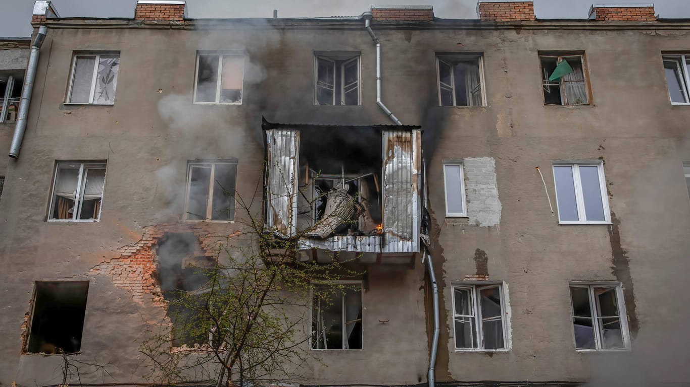 Ein Haus in Charkiw ist nach einem Raketenangriff schwer beschädigt (Archivbild): Noch bleibt die Großoffensive der russischen Truppen aus.