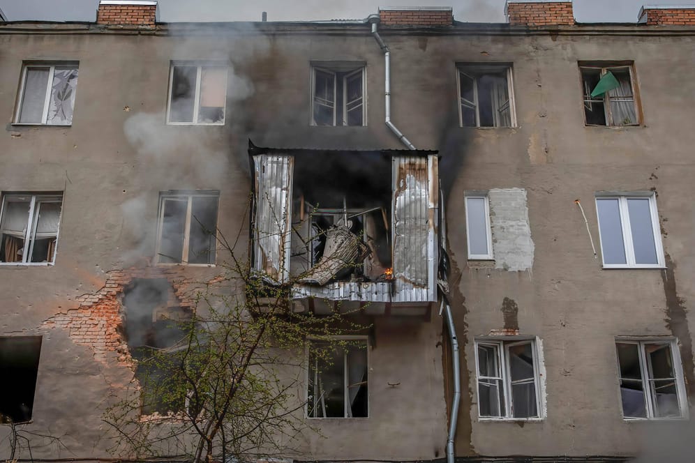 Ein Haus in Charkiw ist nach einem Raketenangriff schwer beschädigt (Archivbild): Noch bleibt die Großoffensive der russischen Truppen aus.