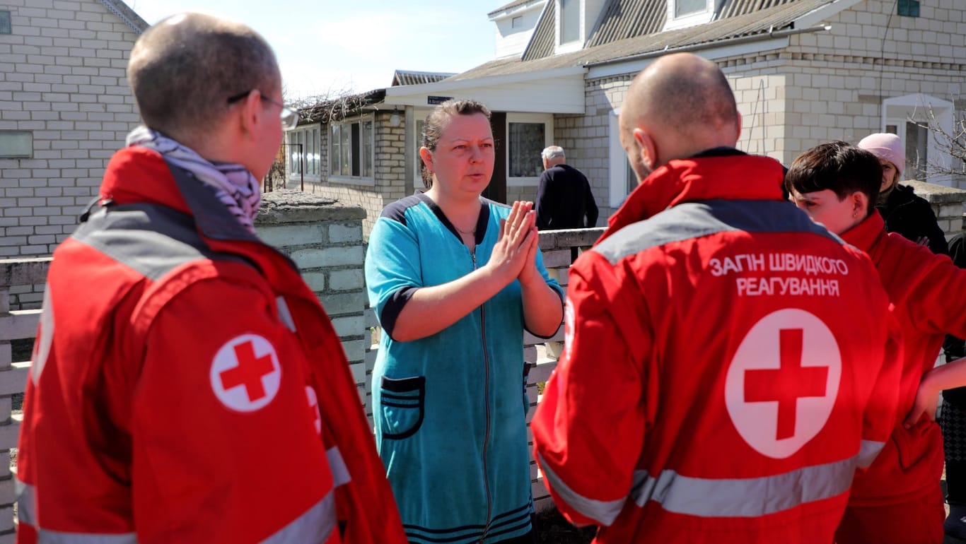 Internationales Rotes Kreuz bei einer Frau in Kiew: Die Hilfsorganisation will nach eigenen Angaben auch den nach Russland zwangsdeportierten Zivilisten helfen.