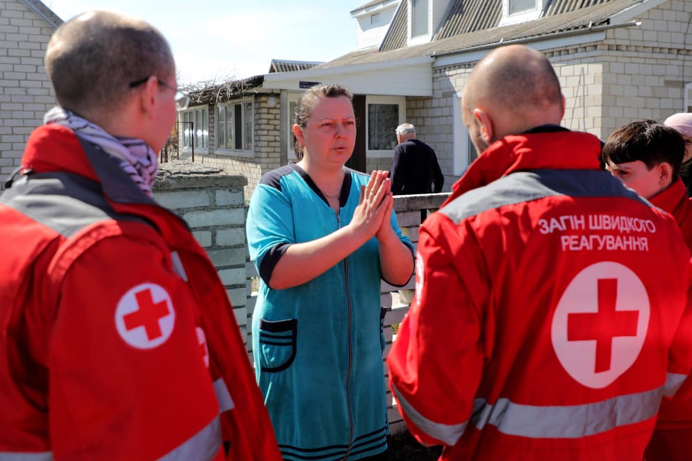 Internationales Rotes Kreuz bei einer Frau in Kiew: Die Hilfsorganisation will nach eigenen Angaben auch den nach Russland zwangsdeportierten Zivilisten helfen.