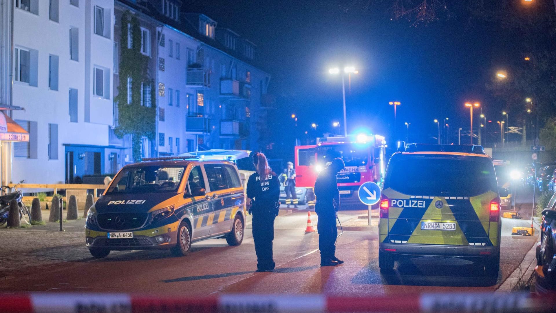 Einsatzkräfte untersuchen den Tatort: Auch ein Hund half bei den ersten Ermittlungen.