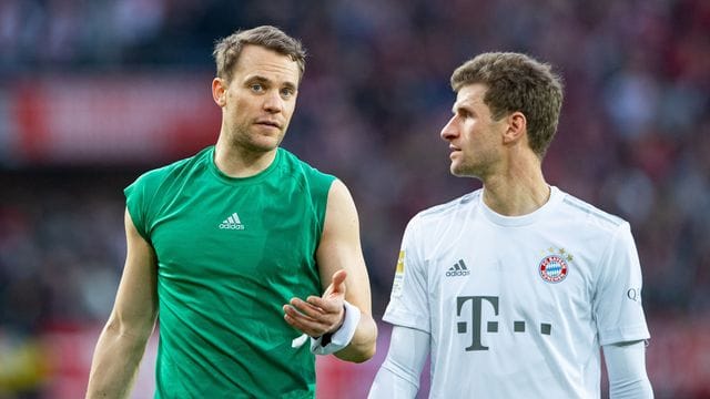 Bayerns Manuel Neuer (l) und Thomas Müller.