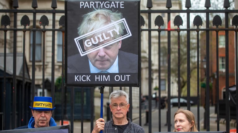 Demonstranten in London fordern die Absetzung des Premiers.