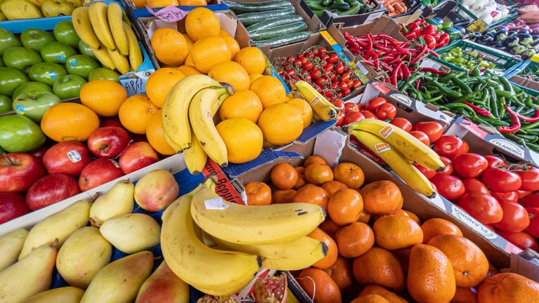 Obst- und Gemüse im Supermarkt (Symboldbild): Verbände fordern eine Senkung der Mehrwertsteuer auf Null bei Lebensmitteln.