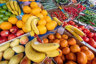 Obst- und Gemüse im Supermarkt (Symboldbild): Verbände fordern eine Senkung der Mehrwertsteuer auf Null bei Lebensmitteln.